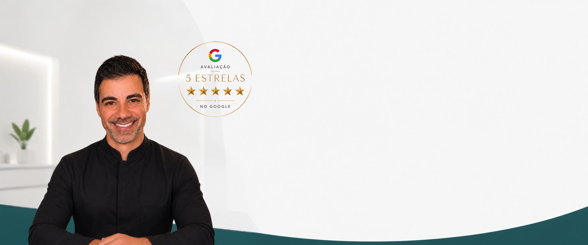 Dr. Ciro Capitani, cirurgião-dentista que realiza gengivoplastia em Santos/SP, sorrindo em consultório moderno, com selo de avaliação 5 estrelas no Google, fotografia realista, iluminação natural suave, paleta verde-petróleo e dourado